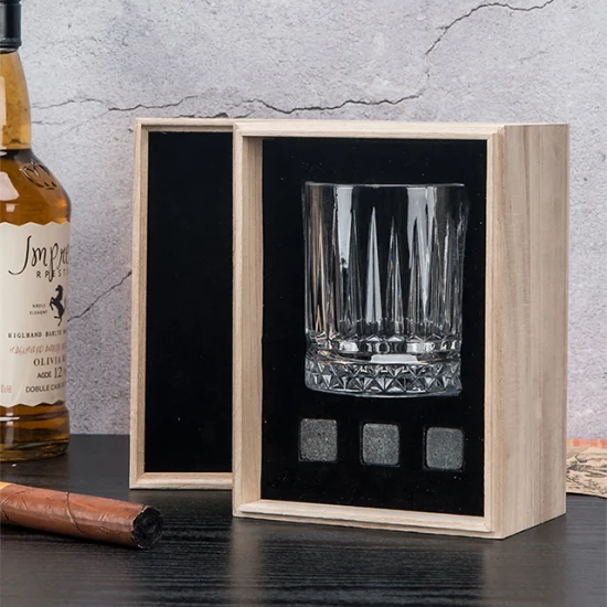 Ausgefallenes kristallklares Whiskyglas-Set mit individuellem Logo, 4 Granit-Kühlsteinen und Untersetzern in einer Holzbox als Geschenk